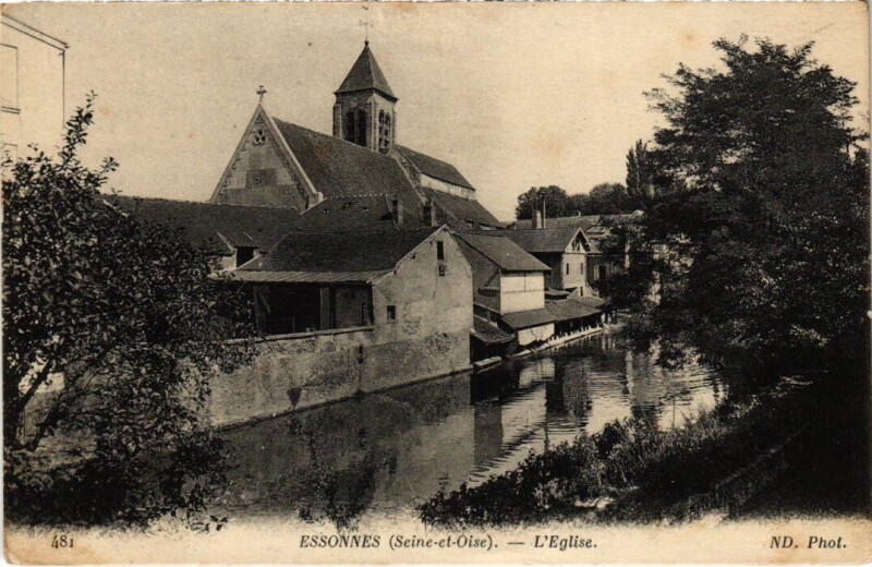 Carte postale ancienne Corbeil Essonnes Eglise à Corbeil-Essonnes
