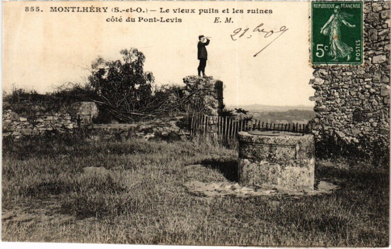 Carte postale ancienne Montlhery Le vieux puits et les ruines