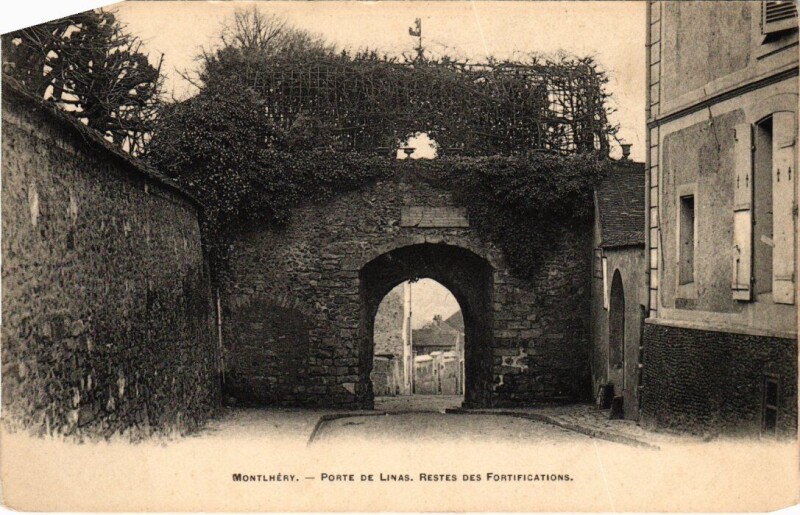 Carte postale ancienne Montlhery Porte de Linas à Linas