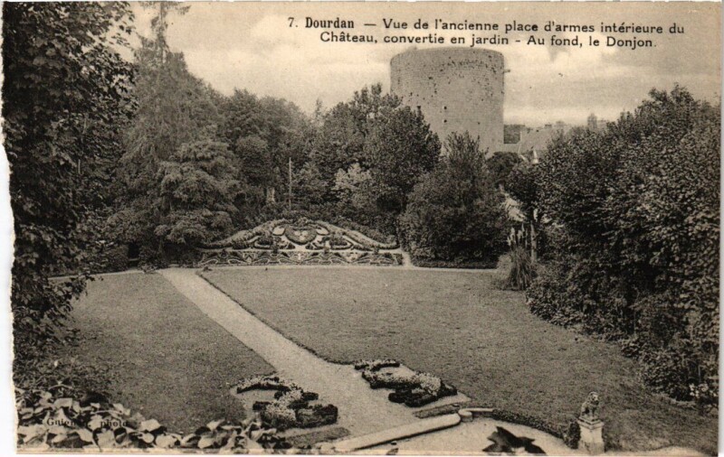 Carte postale ancienne Dourdan vue de l'ancienne place d'armes interieure à Dourdan