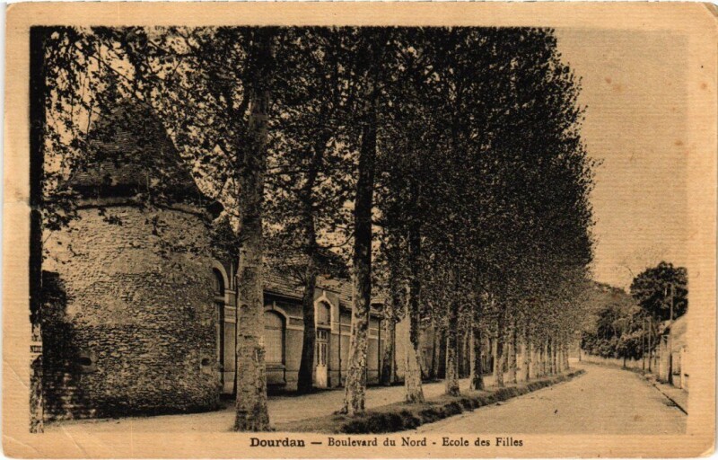 Carte postale ancienne Dourdan Boulevard du Nord Ecole des Filles à Dourdan