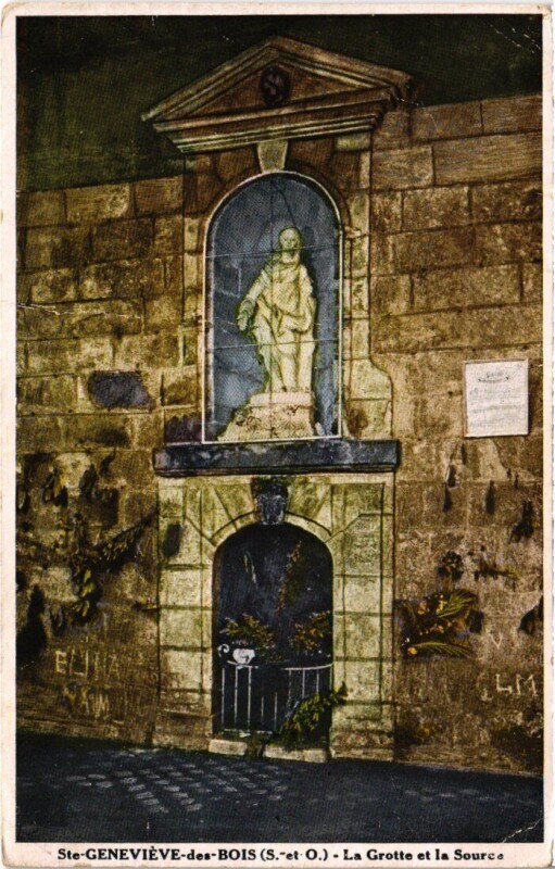 Carte postale ancienne Ste Genevieve des Bois La Grotte et la Source
