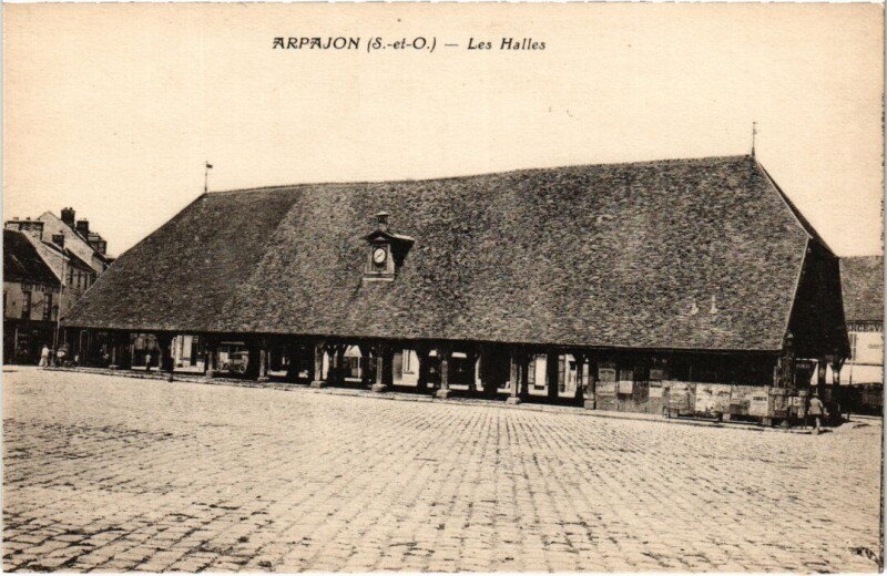 Carte postale ancienne Arpajon Les Halles à Arpajon