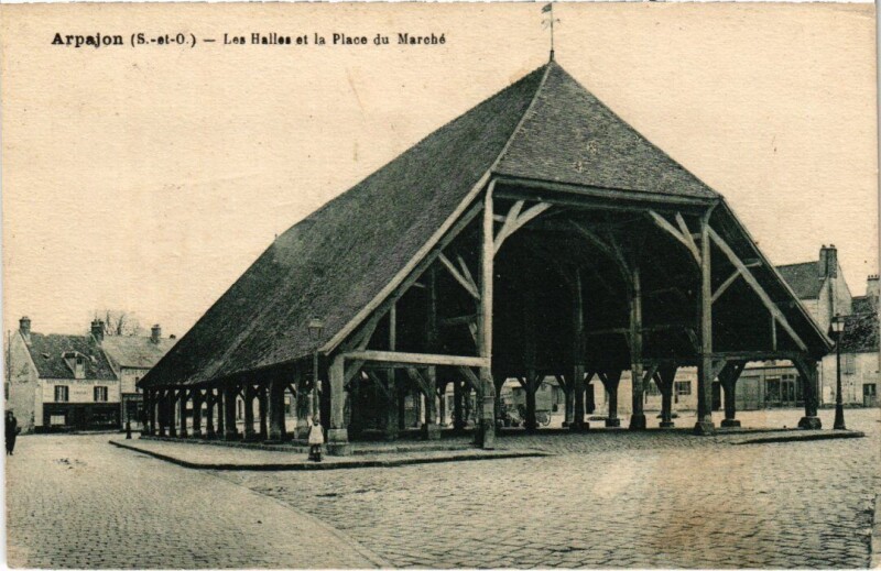 Carte postale ancienne Arpajon Les Halles et Place du Marche à Arpajon