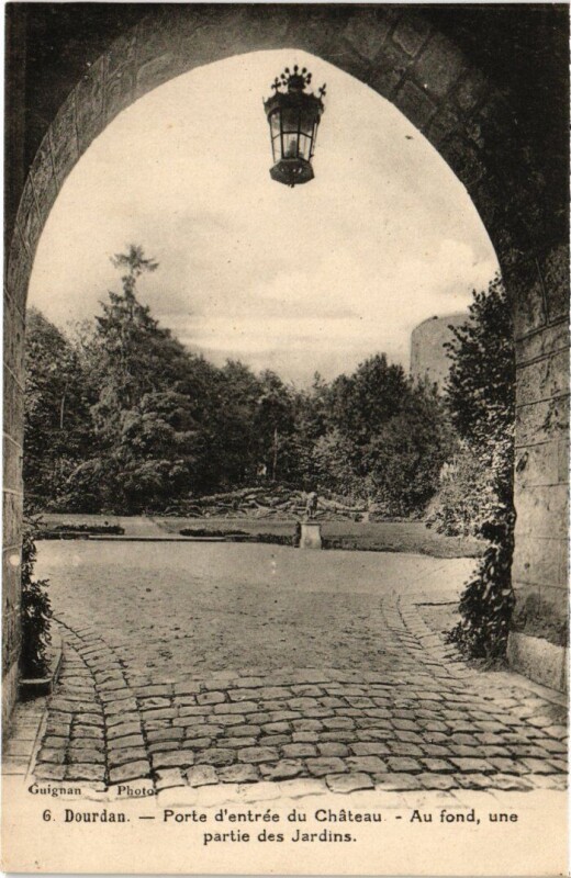 Carte postale ancienne Dourdan Porte d'entree du Chateau à Dourdan