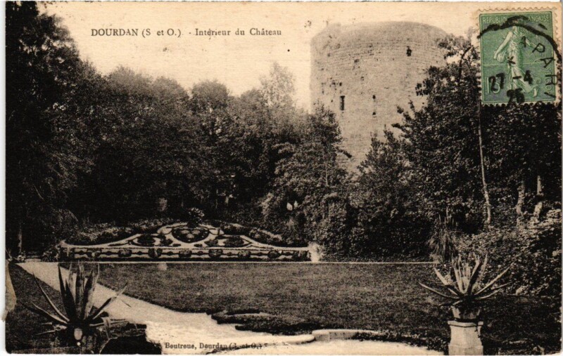 Carte postale ancienne Dourdan Interieur du Chateau à Dourdan