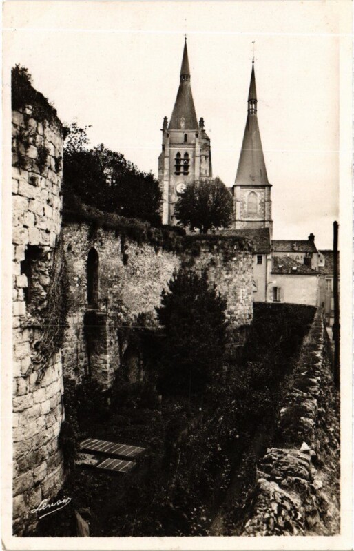 Carte postale ancienne Dourdan Fosses du Chateau Tour de la prison à Dourdan