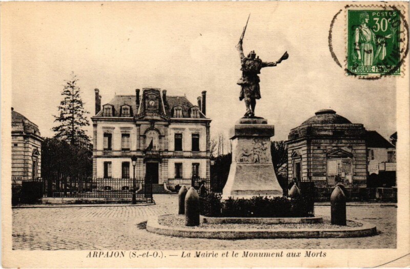 Carte postale ancienne Arpajon La Mairie et Monument aux Morts à Arpajon