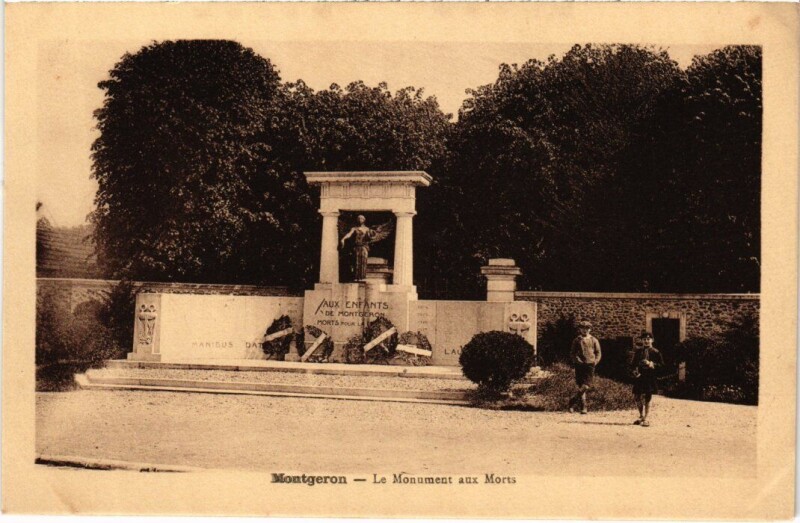 Carte postale ancienne Montgeron Monument aux Morts à Montgeron