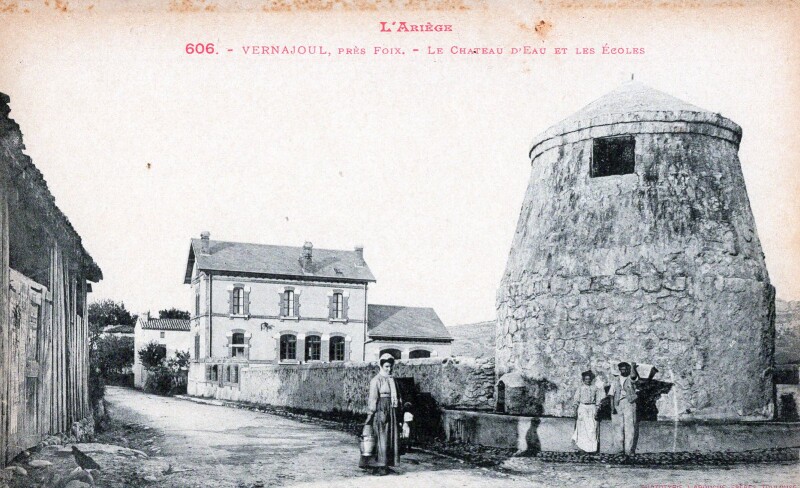 Carte postale ancienne Le Château d'Eau et les Ecoles à Vernajoul