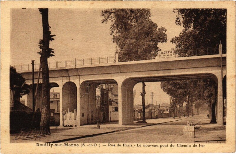 Carte postale ancienne Neuilly-sur-Marne Rue de Paris - Nouveau Pont du Chemin de Fer à Neuilly-sur-Marne