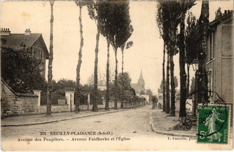 Carte postale ancienne Neuilly-Plaisance Avenues des Peupliers et Faidherbe - Eglise à Neuilly-Plaisance