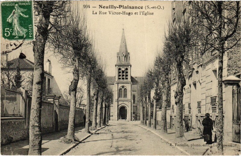 Carte postale ancienne Neuilly-Plaisance Rue Victor Hugo et Eglise à Neuilly-Plaisance