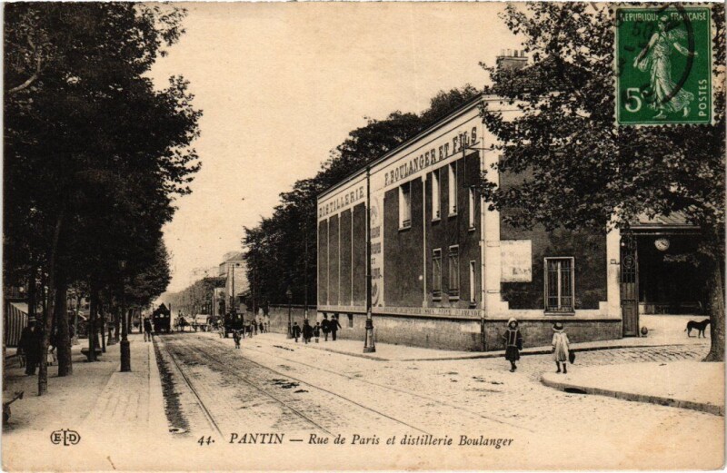 Carte postale ancienne Pantin Rue de Paris et Distillerie Boulanger à Pantin