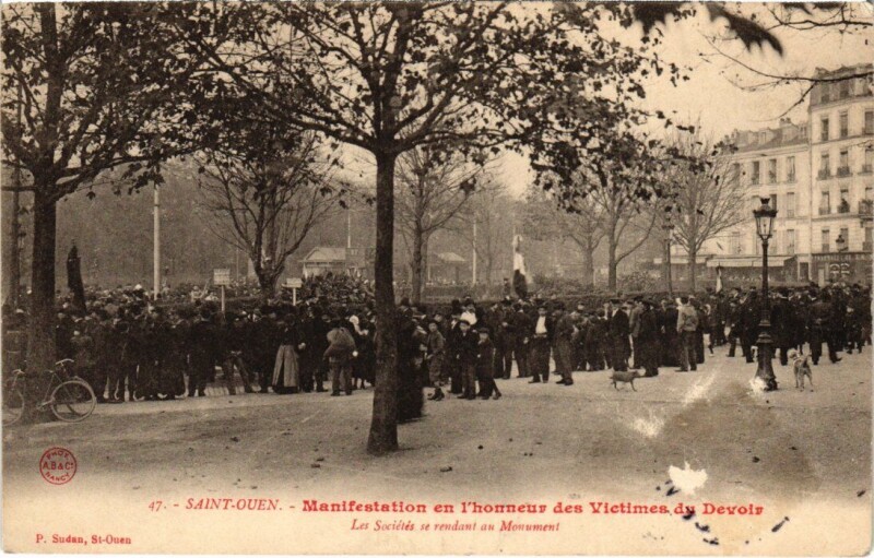 Carte postale ancienne Manifestation en l'Honneur des Victimes du Devoir - Les Sociétés se rendant au Monument à Saint-Ouen-sur-Seine