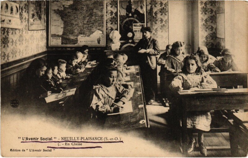 Carte postale ancienne Neuilly-Plaisance L'Avenir Social - En Classe à Neuilly-Plaisance