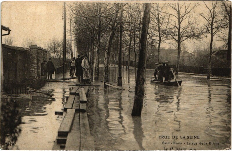 Carte postale ancienne Saint-Denis Crue de la Seine - Rue de la Briche à Saint-Denis