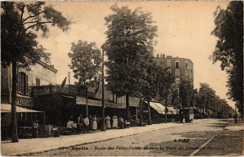 Carte postale ancienne Pantin Route des Petits-Ponts en Face la Porte du Cimetiere à Pantin