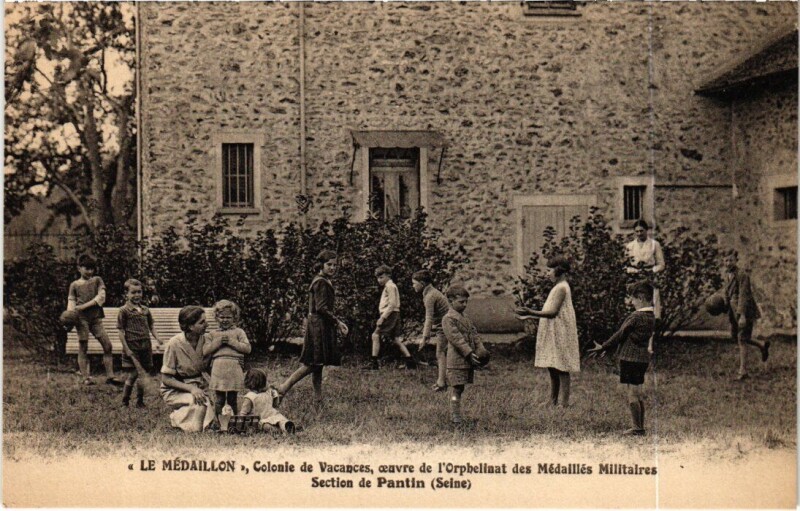 Carte postale ancienne Section de Pantin Le Medaillon - Colonie de Vacances à Pantin