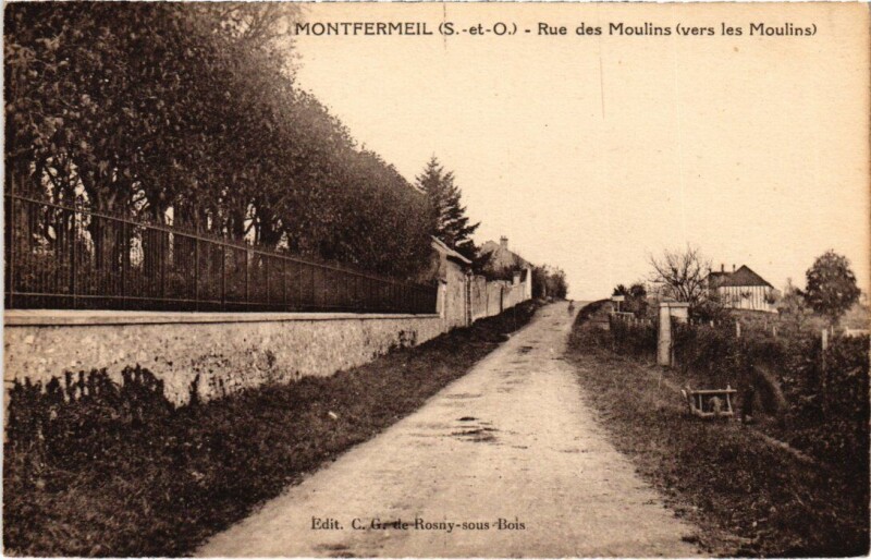 Carte postale ancienne Montfermeil Rue des Moulins vers les moulins à Montfermeil