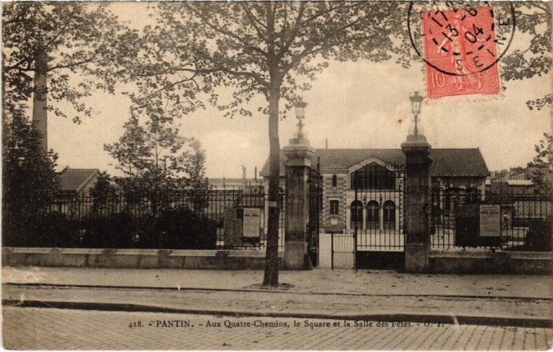 Carte postale ancienne Pantin Aux Quatre-Chemins - Square - Salle des Fetes à Pantin