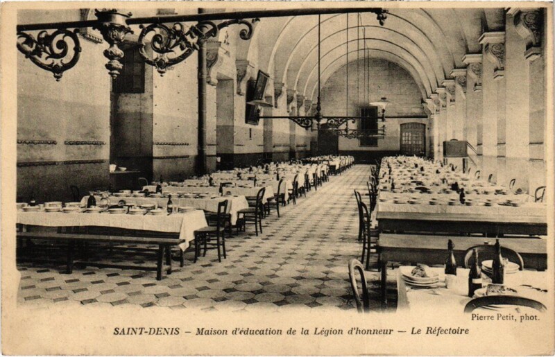 Carte postale ancienne Saint-Denis Maison d'Education de la Legion d'Honneur à Saint-Denis