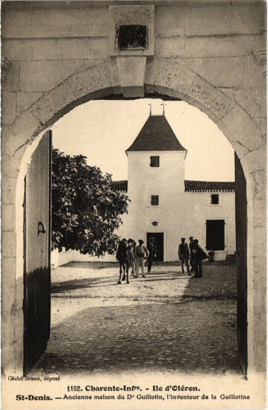 Carte postale ancienne Saint-Denis Ancienne Maison du Dr Guillotin à Saint-Denis