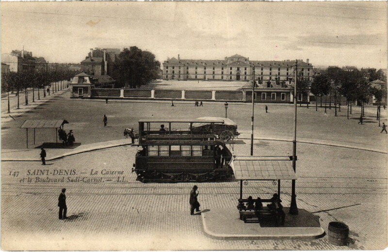 Carte postale ancienne Saint-Denis La Caserne - Boulevard Sasi-Carnot à Saint-Denis