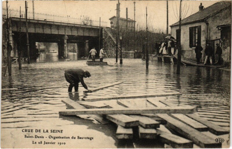Carte postale ancienne Saint-Denis Crue de la Seine - Organisation du Sauvetage à Saint-Denis