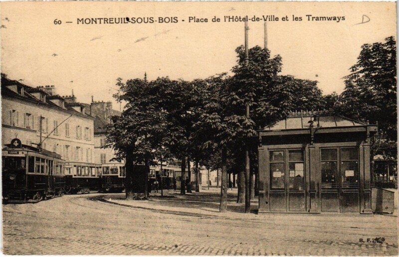 Carte postale ancienne Montreuil-sous-Bois Place de l'Hotel de Ville et les Tramways à Montreuil