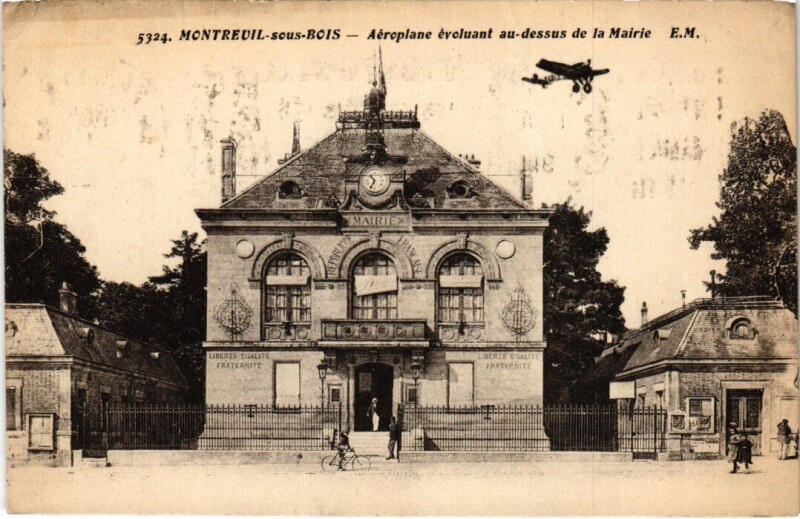 Carte postale ancienne Montreuil-sous-Bois Aeroplane Evoulant au-dessus de la Mairie à Montreuil