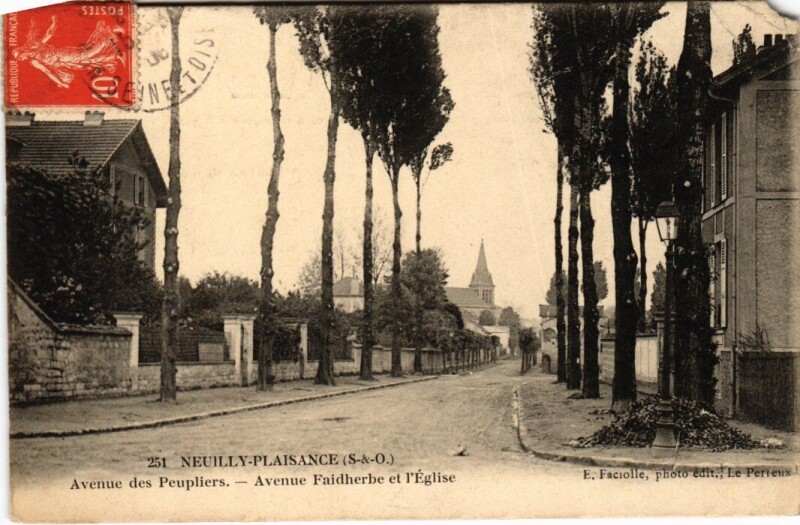 Carte postale ancienne Neuilly-Plaisance Avenues des Peupliers et Faidherbe - Eglise à Neuilly-Plaisance