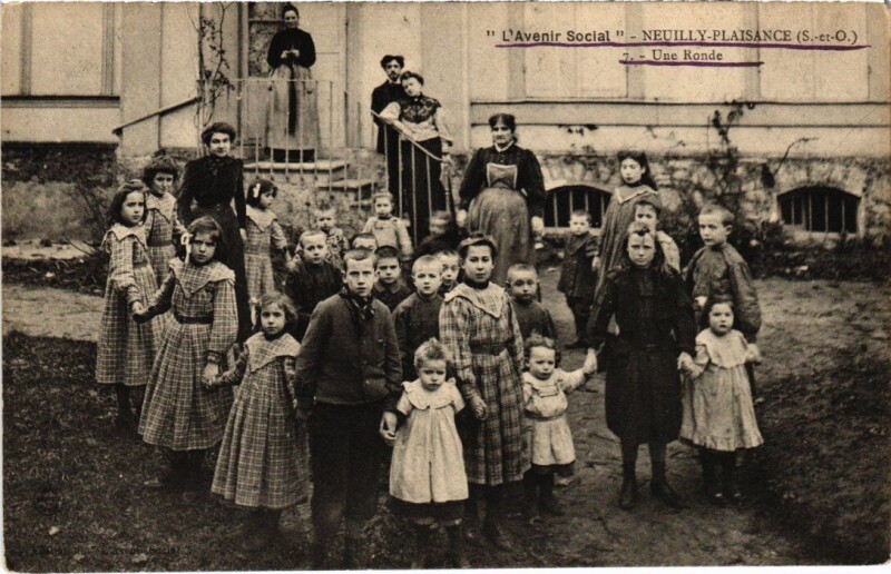 Carte postale ancienne Neuilly-Plaisance L'Avenir Social -Une Ronde à Neuilly-Plaisance