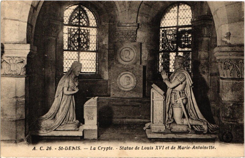 Carte postale ancienne Saint-Denis La Crypte - Statues à Saint-Denis