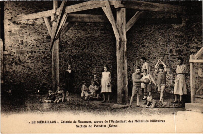 Carte postale ancienne Section de Pantin Le Medaillon - Colonie de Vacances à Pantin