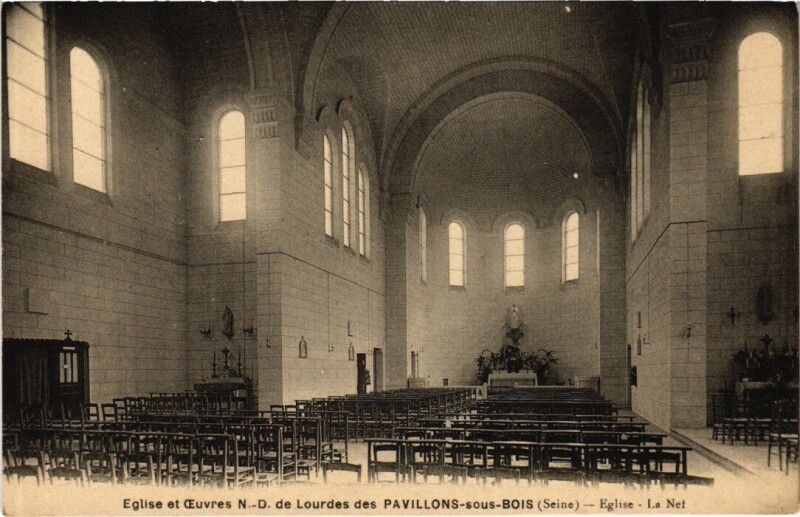Carte postale ancienne Les Pavillons-sous-Bois Eglise et Oeuvres N.-D. de Lourdes aux Pavillons-sous-Bois