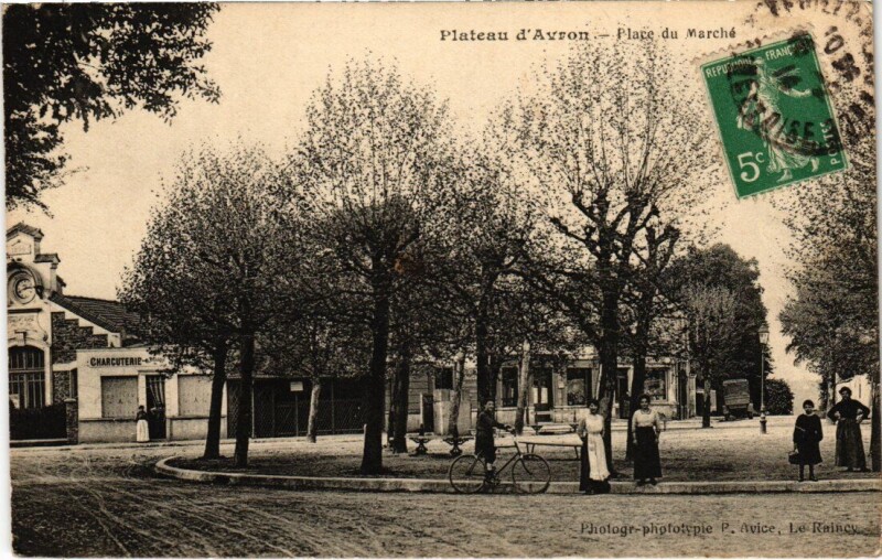 Carte postale ancienne Plateau-D'Avron Place du Marche
