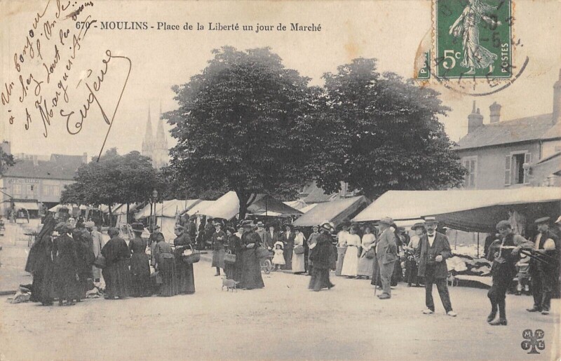 Carte postale ancienne Moulins - Place De La Liberte Un Jour De Marche à Moulins