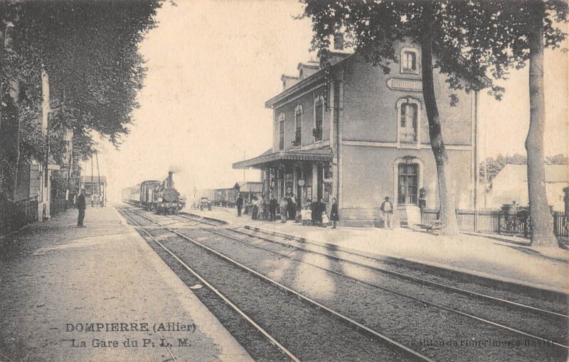 Carte postale ancienne Dompierre - La Gare Du P.L.M. - Train