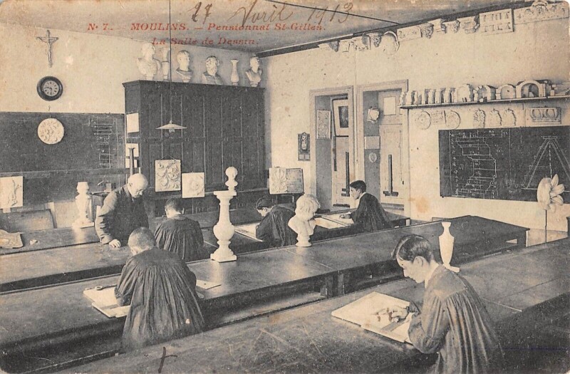 Carte postale ancienne Moulins - Pensionnat Saint Gilles - La Salle De Dessin à Moulins