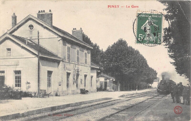 Carte postale ancienne Piney - La Gare - Train à Piney