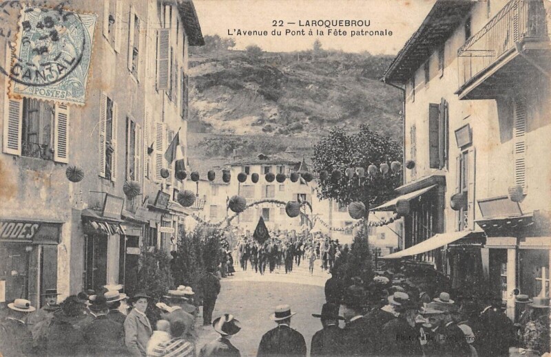 Carte postale ancienne Laroquebrou - L'Avenue Du Pont A La Fete Patronale à Laroquebrou