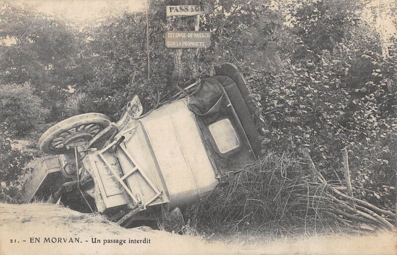 Carte postale ancienne En Morvan - Un Passage Interdit