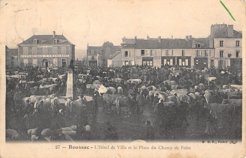 Carte postale ancienne Boussac - L'Hotel De Ville Et La Place Du Champ De Foire à Boussac