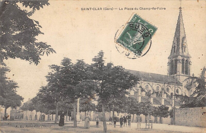 Carte postale ancienne Saint Clar - Place Du Champ De Foire à Saint-Clar