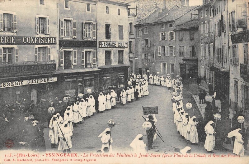 Carte postale ancienne Yssingeaux / La Procession Des Penitents Le Jeudi Sains / Place De La Cal à Yssingeaux