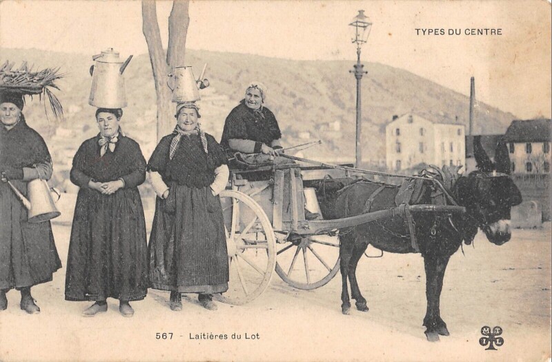 Carte postale ancienne Types Du Centre / Laitieres Du Lot
