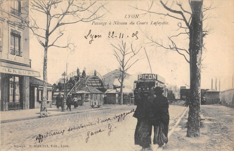 Carte postale ancienne Lyon - Passage A Niveau Du Cours Lafayette - Tramway à Cours