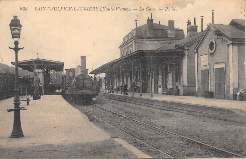 Carte postale ancienne Saint Sulpice Lauriere / La Gare / Train