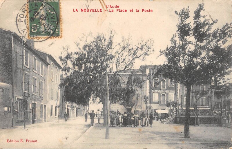 Carte postale ancienne La Nouvelle - La Place Et La Poste